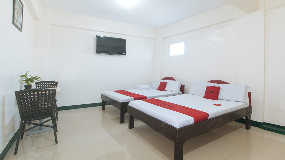 RedDoorz Quadruple Room