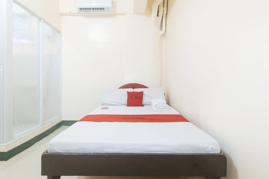 RedDoorz @ Western Bicutan Transients Inn