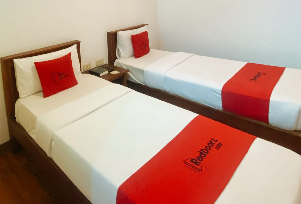 RedDoorz Twin Room
