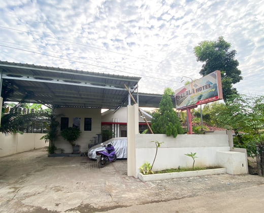RedDoorz near Pantai Idola Banyutowo Hotel D'LLALA