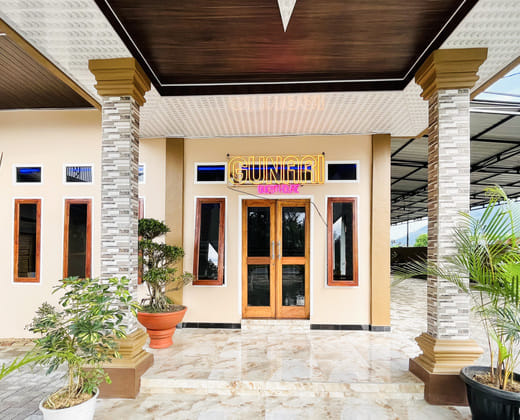 RedDoorz @ Gunari Guest House Merek Karo