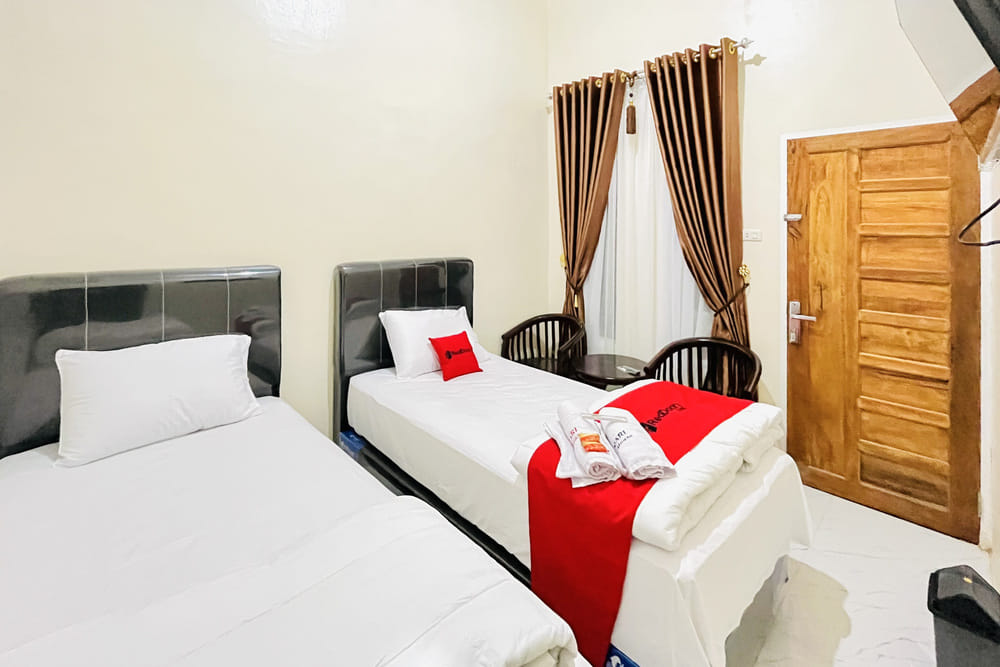 RedDoorz Deluxe Twin Room