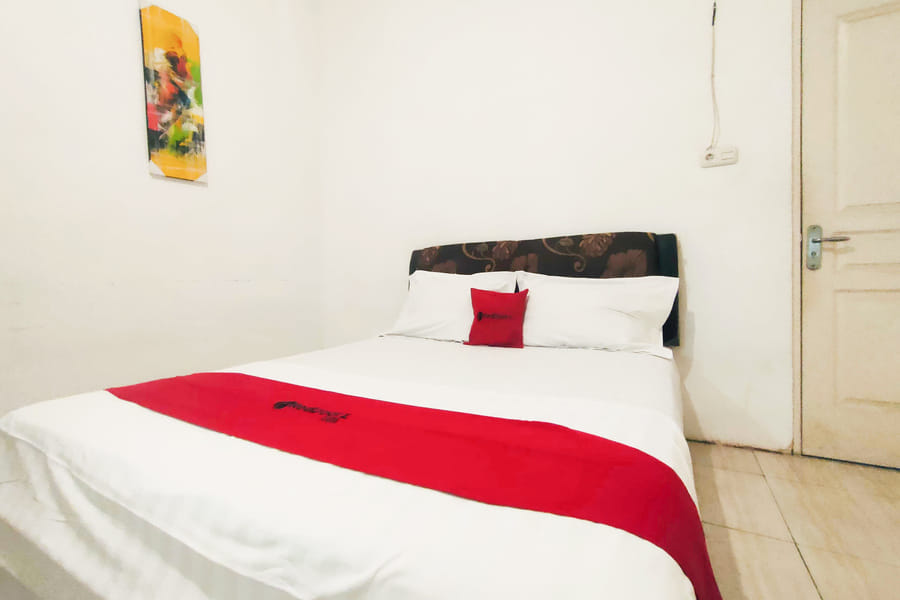 Reddoorz Syariah near RS Siti Khodijah Sepanjang