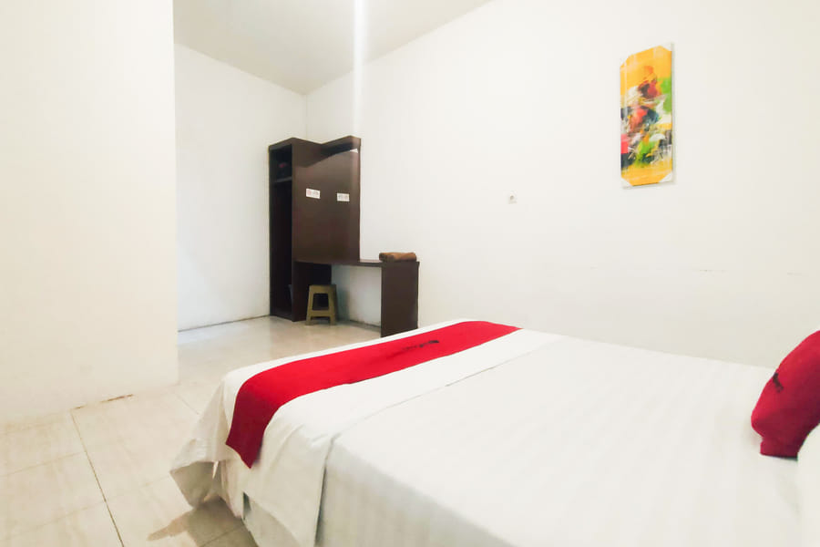 Reddoorz Syariah near RS Siti Khodijah Sepanjang