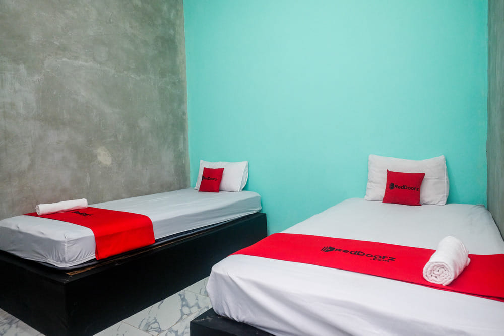 RedDoorz Twin Room