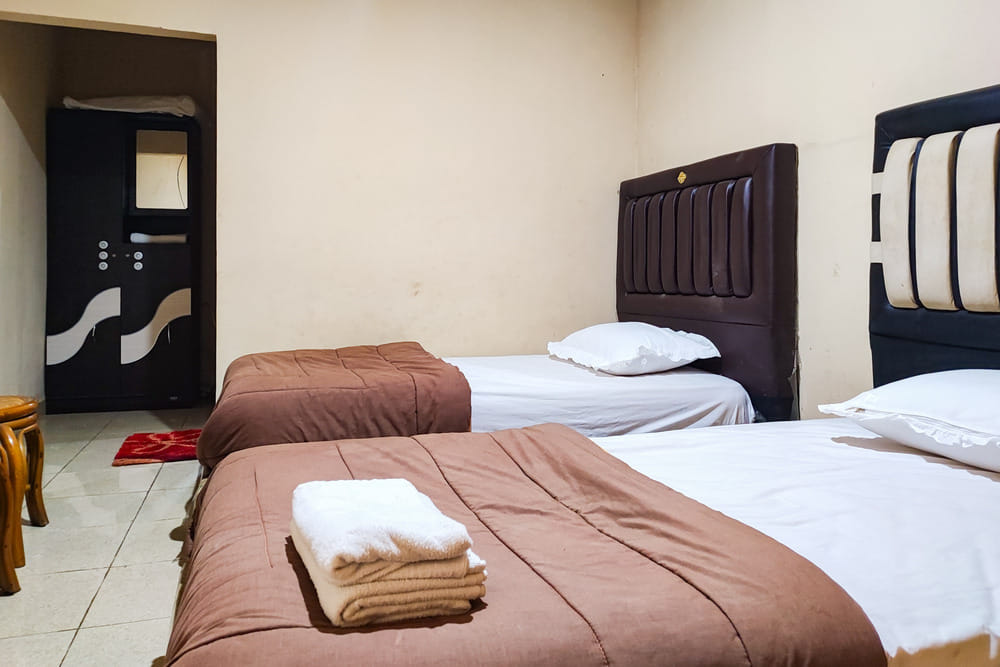 RedDoorz Twin Room