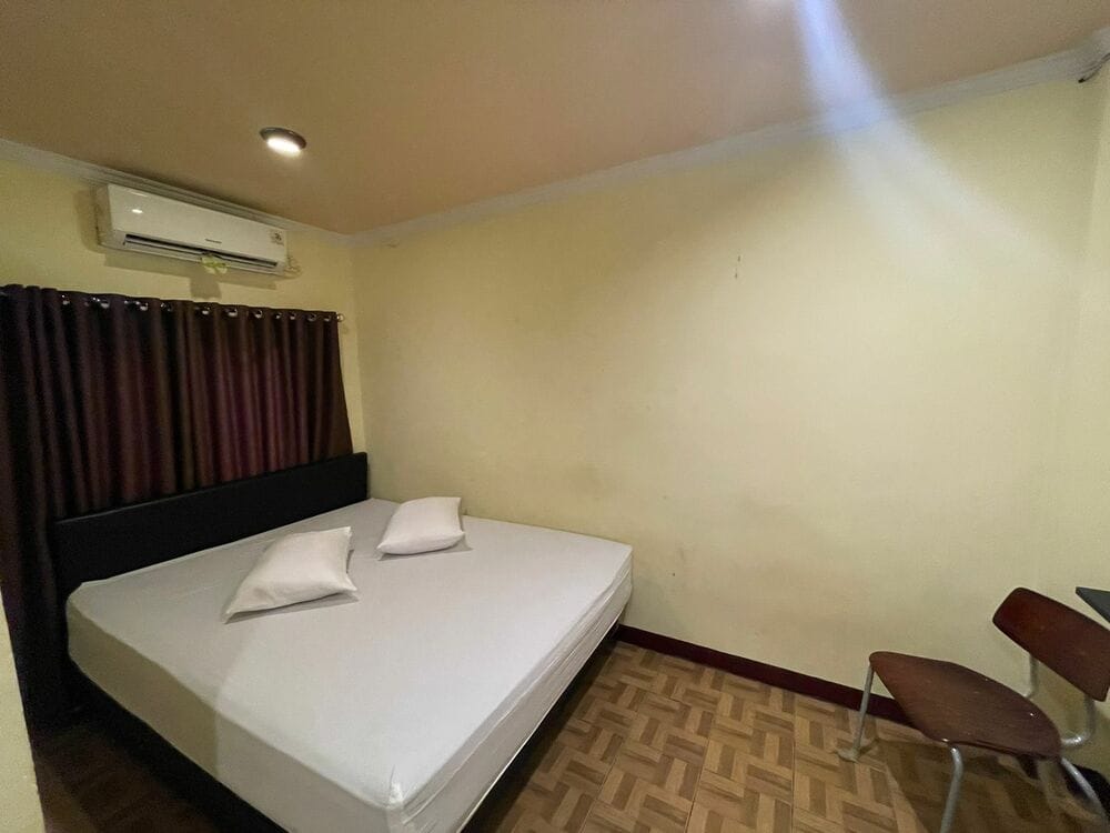 RedDoorz Deluxe Room