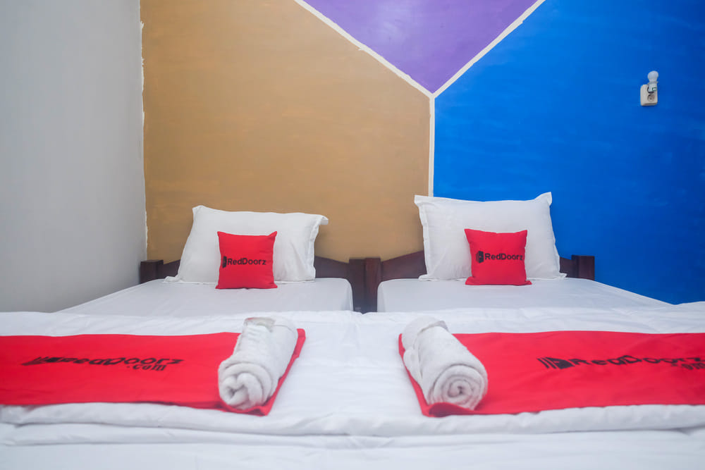RedDoorz Twin Room