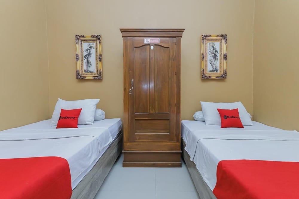RedDoorz Twin Room