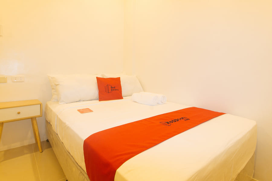 RedDoorz @ LM Apartelle Boracay