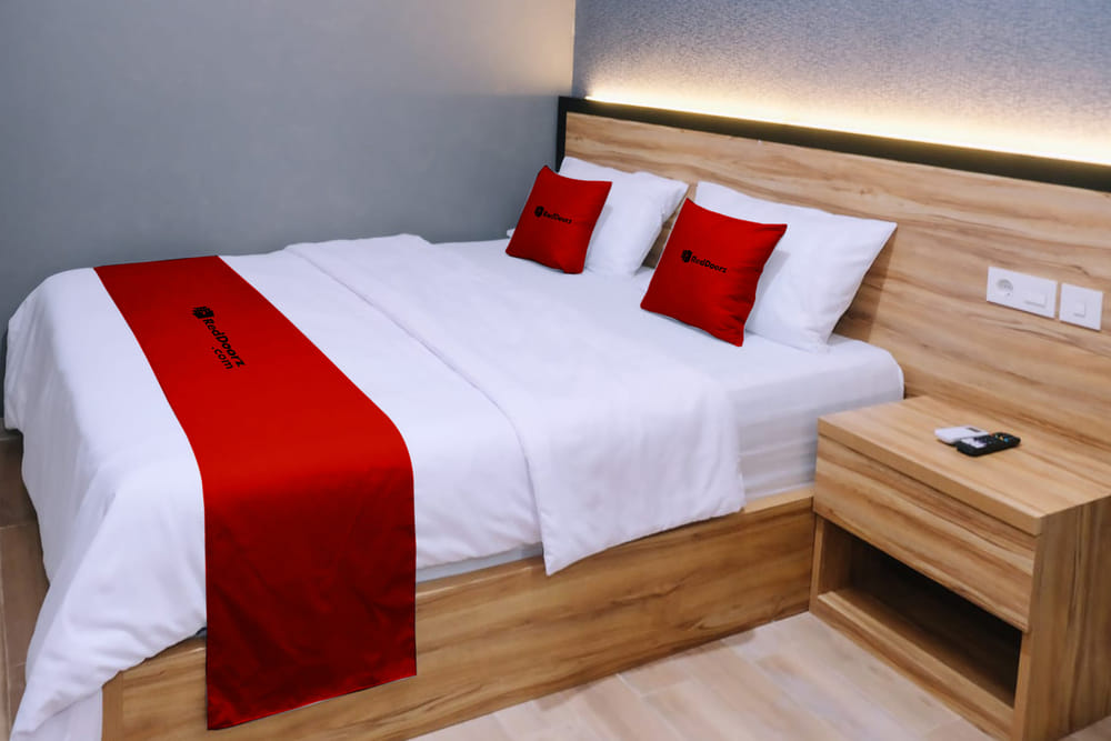 RedDoorz Deluxe Room
