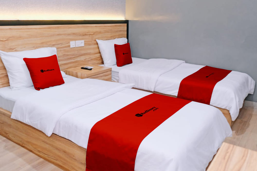 RedDoorz Deluxe Twin Room