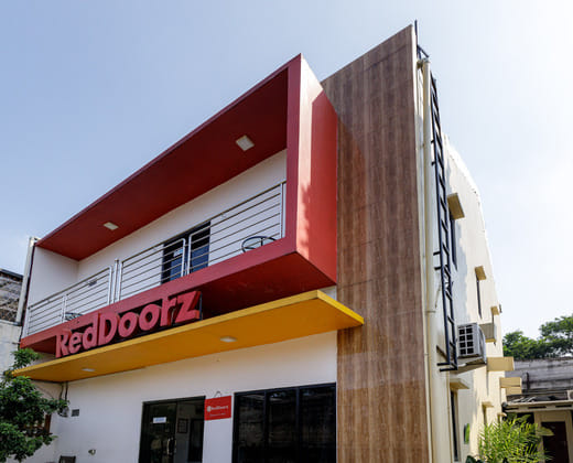 RedDoorz Plus near Trans Studio Cibubur 2.
