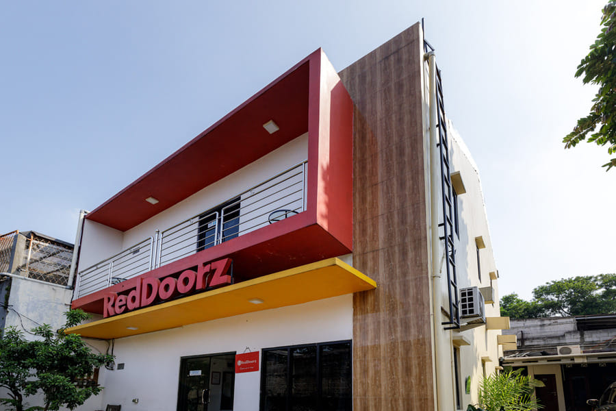 RedDoorz Plus near Trans Studio Cibubur 2.