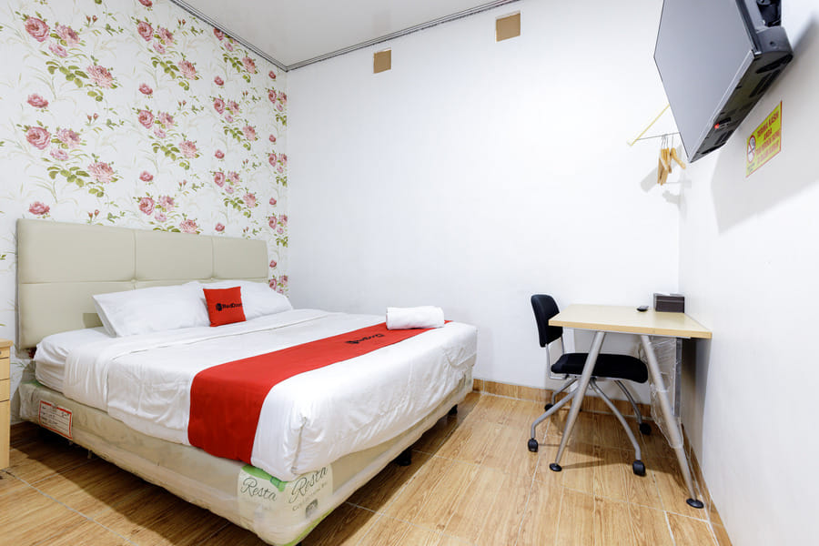 RedDoorz Plus near Trans Studio Cibubur 2.