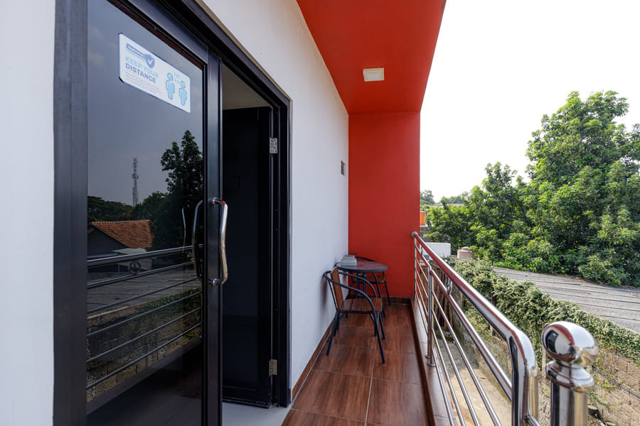 RedDoorz Plus near Trans Studio Cibubur 2.