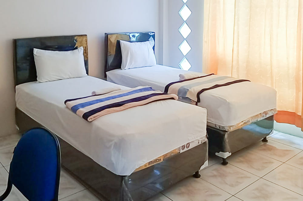 RedDoorz Twin Room
