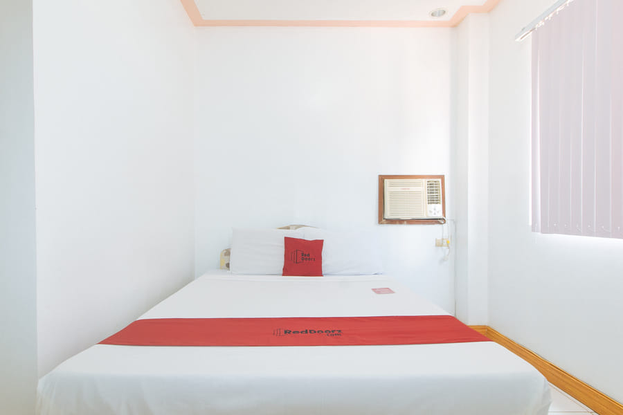 RedDoorz @ Coco Grove Tourist Inn