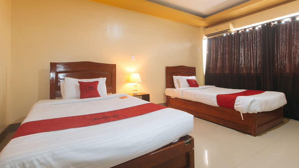 RedDoorz Deluxe Twin Room