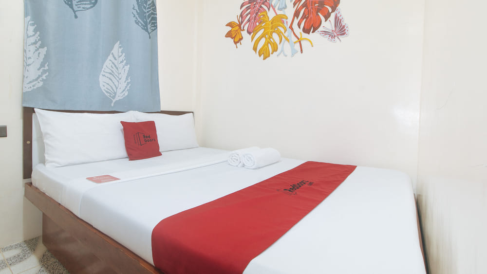 RedDoorz Standard Double Room