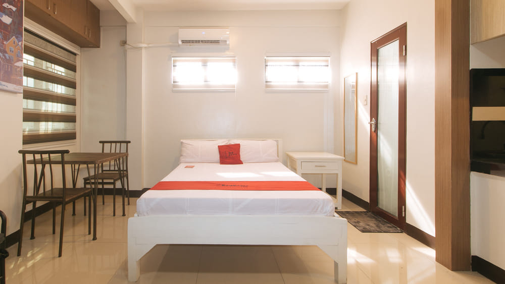 RedDoorz Deluxe Triple Room