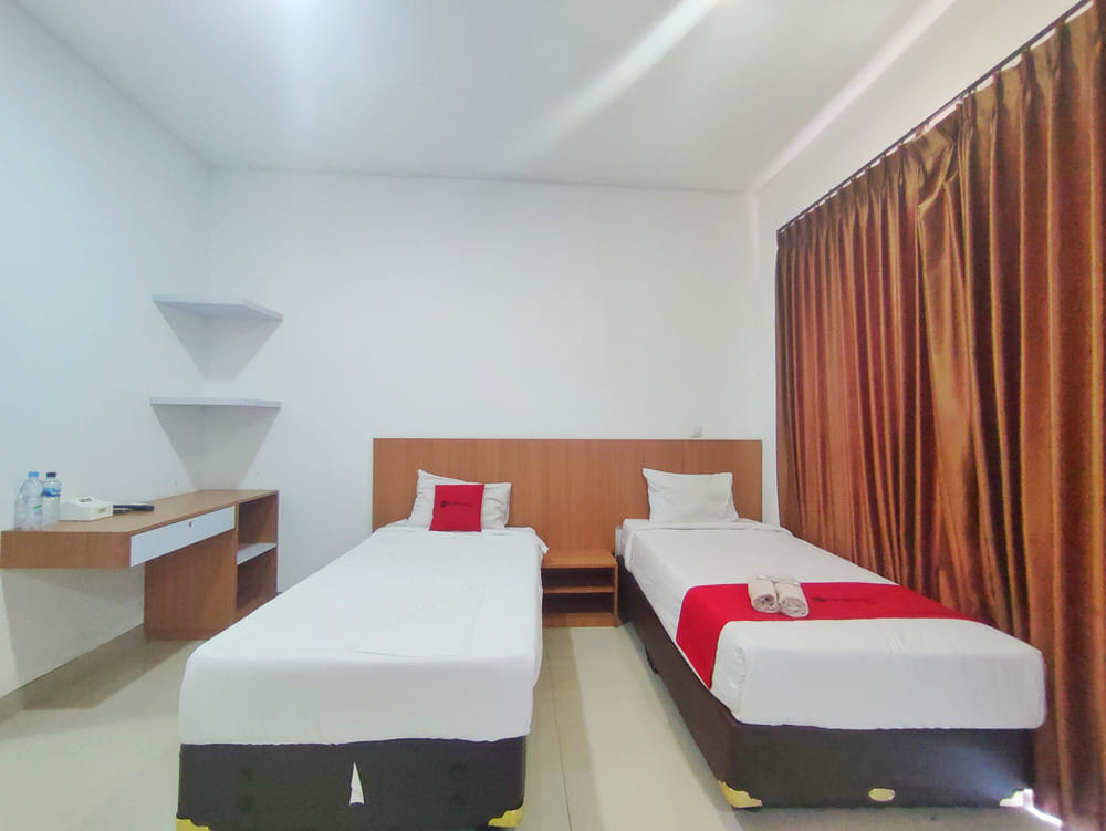 RedDoorz Deluxe Twin Room
