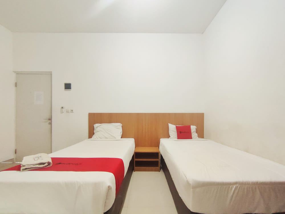 RedDoorz Twin Room