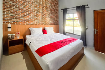 RedDoorz Plus @ New Favour Hotel Gunung Dempo