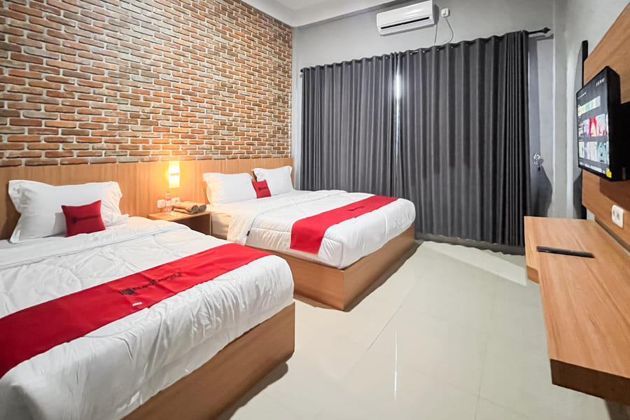 RedDoorz Plus @ New Favour Hotel Gunung Dempo Pagar Alam