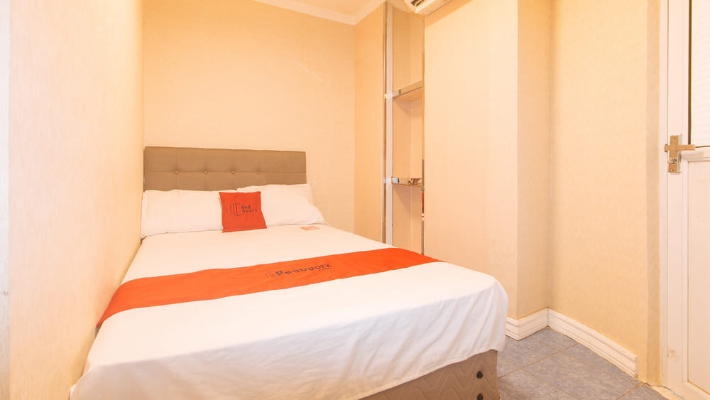 RedDoorz Deluxe Room