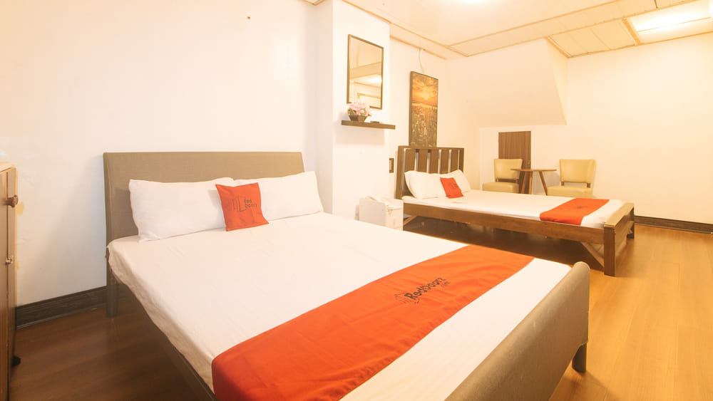 RedDoorz Quadruple Room