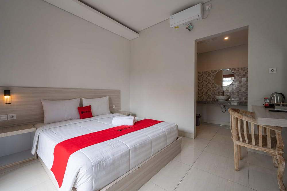 RedDoorz Deluxe Room