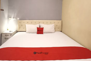 Reddoorz @Deluxe Hotel near Terminal Purabaya Bungurasih