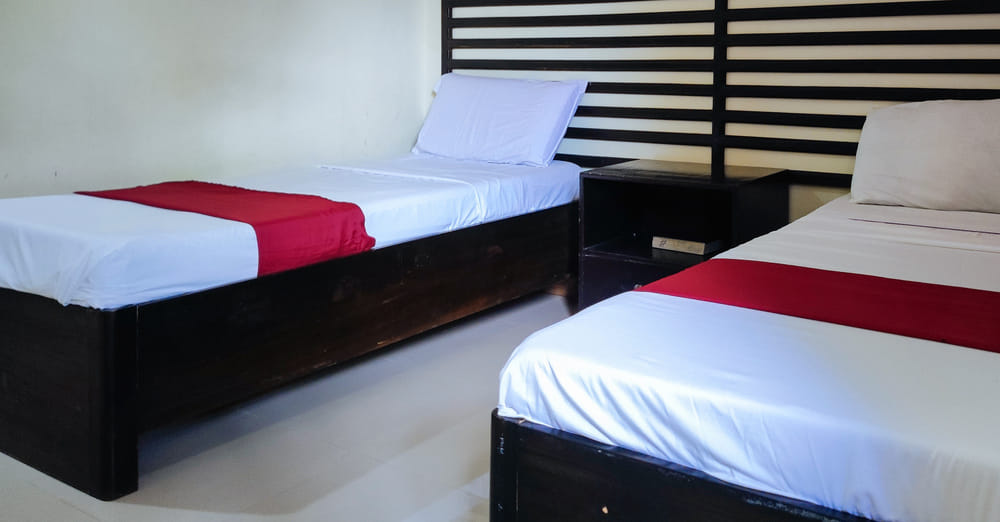 RedDoorz Twin Room