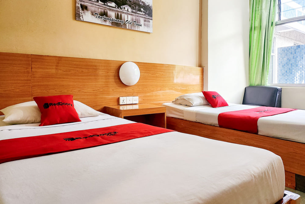 RedDoorz Twin Room