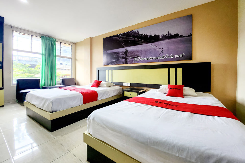 RedDoorz Deluxe Twin Room