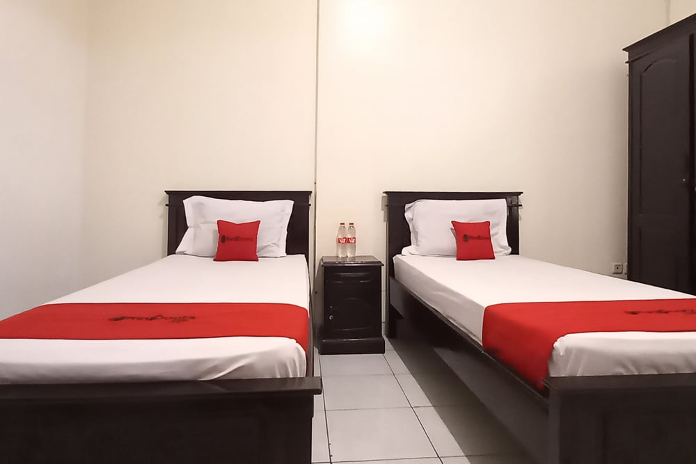 RedDoorz Twin Room
