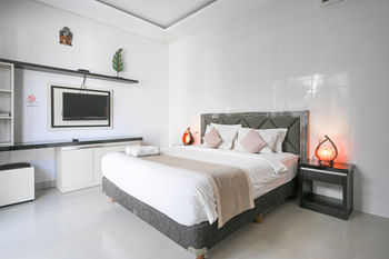 Hoki Villa by Urbanview Villa