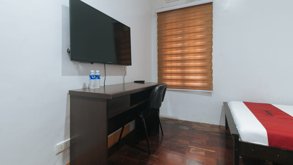 RedDoorz Twin Room