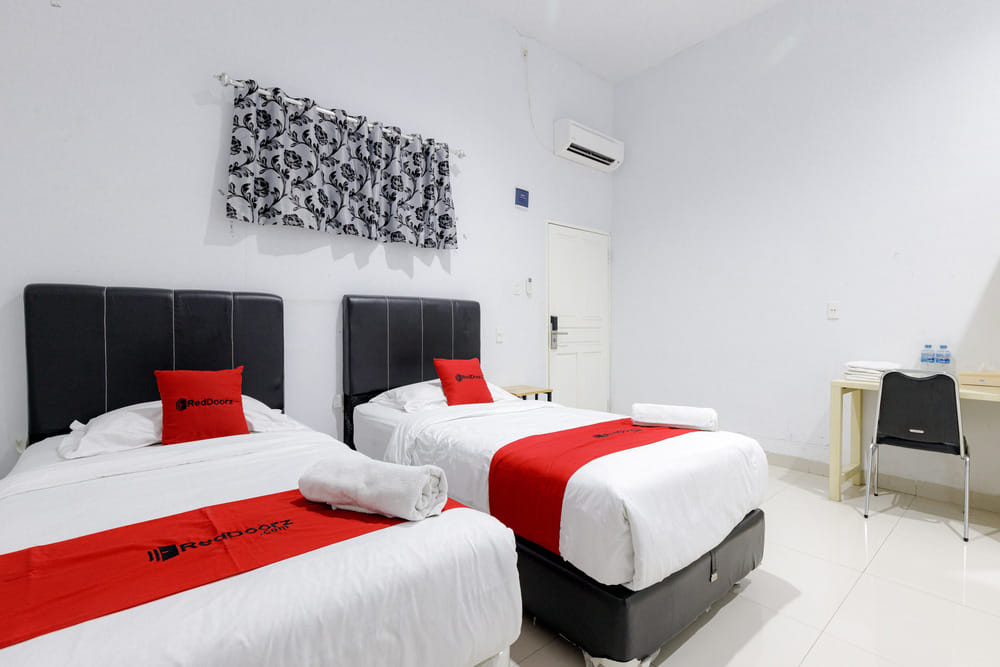 RedDoorz Twin Room