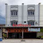 RedDoorz near Institut Kesehatan Helvetia