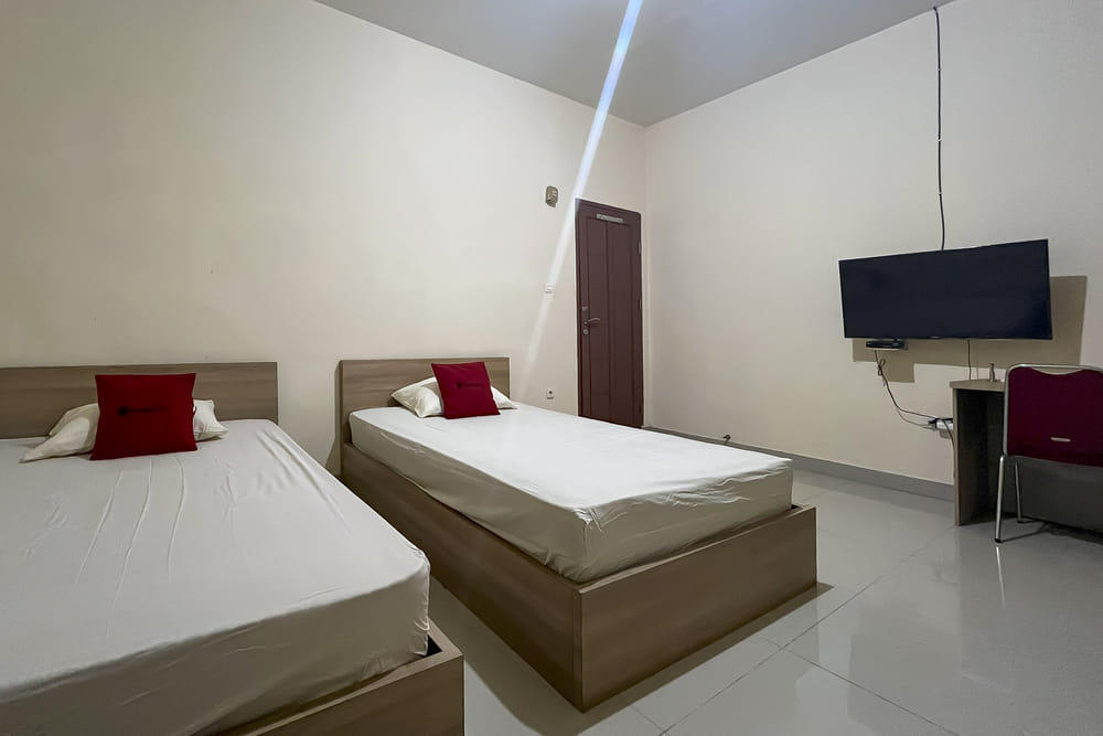 RedDoorz Twin Room