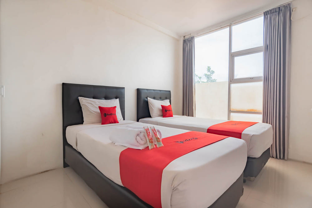 RedDoorz Twin Room