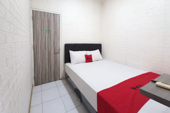 RedDoorz @ Luxury Homestay near Aloha Waru Surabaya