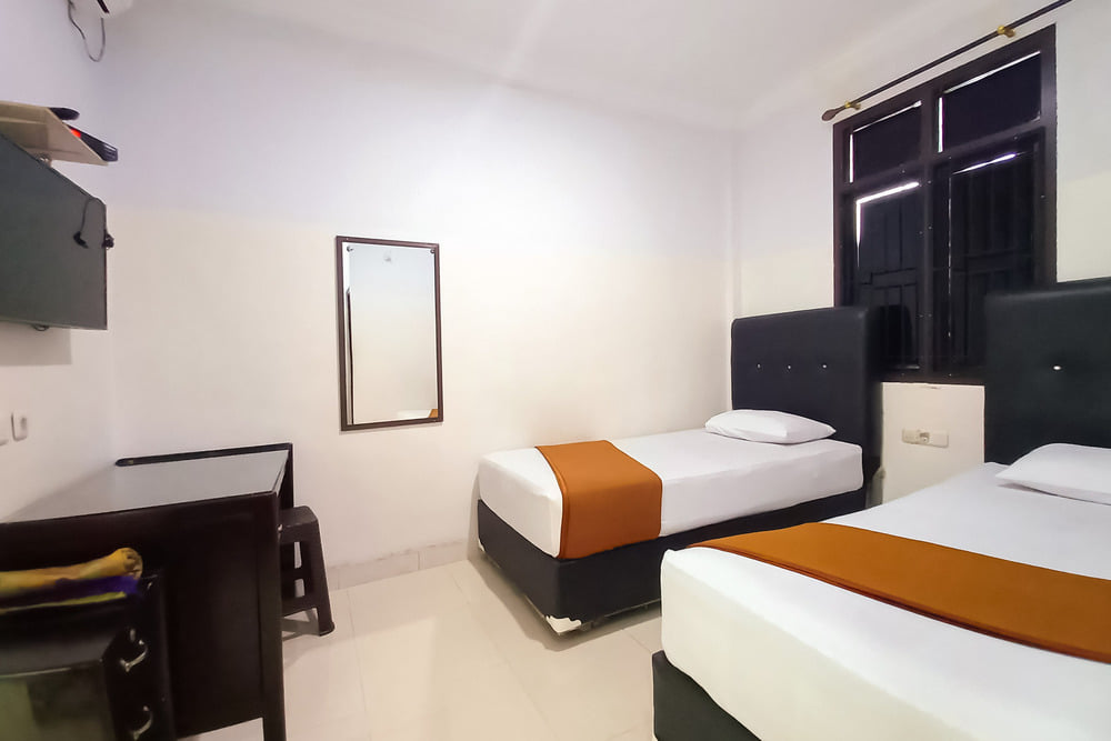 RedDoorz Twin Room