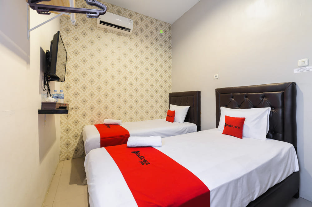 RedDoorz Twin Room