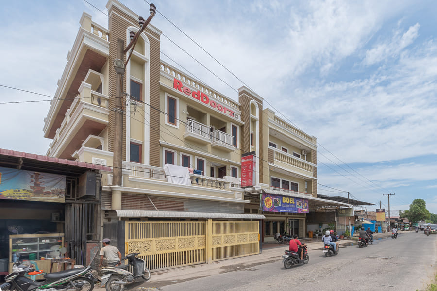 RedDoorz near CitraLand Gama City Medan