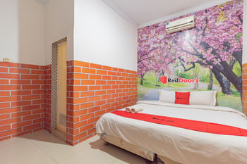 RedDoorz @ Jalan Krakatau Medan