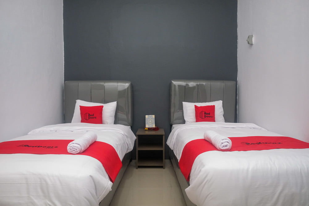 RedDoorz Twin Room