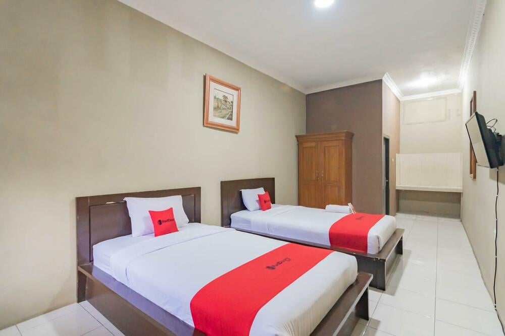 RedDoorz Twin Room